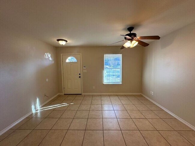 Building Photo - Tour Today! 2 Bedroom 2 Bath Duplex in Cen...