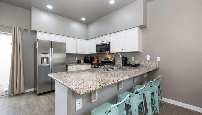Foto del edificio - 1325 Holly Ave