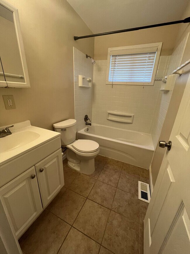 Foto del edificio - Pleasant 2 Bedroom, Private Entrance Apart...