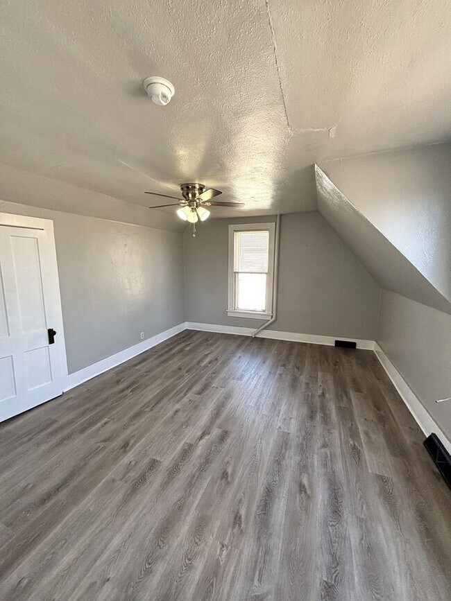 Building Photo - 2 Bedroom, 1 Bathroom apartment in great CF location!