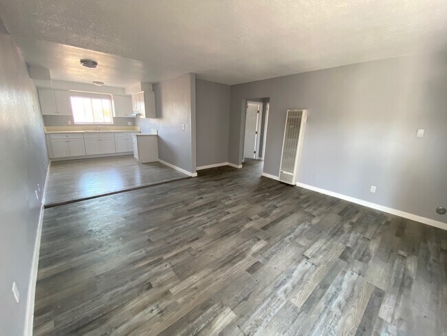 Building Photo - 3164 Sequoia Dr