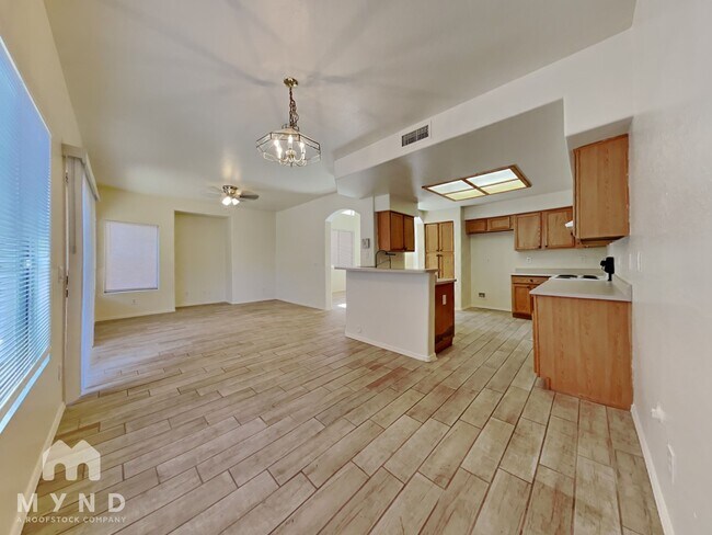 Building Photo - 10524 W Almeria Rd