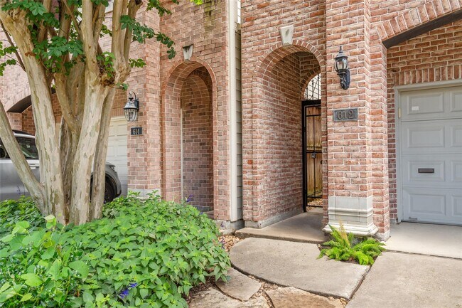 Building Photo - 612 Detering St