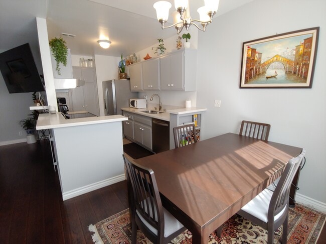 Photo - 5403 Newcastle Ave (Encino, CA) Apartment