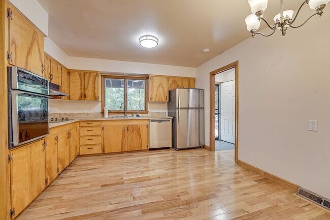 Foto del edificio - Incredible 3 Bed 2 Bath right by CSU! Avai...