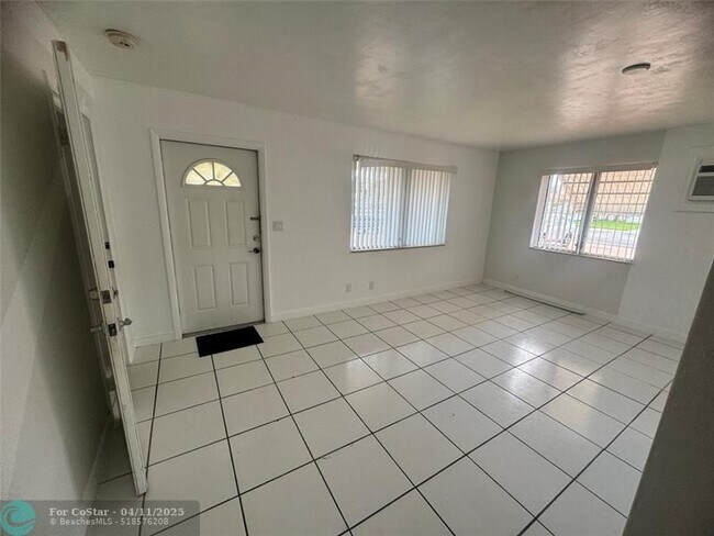 Foto del edificio - 823 NE 10th St