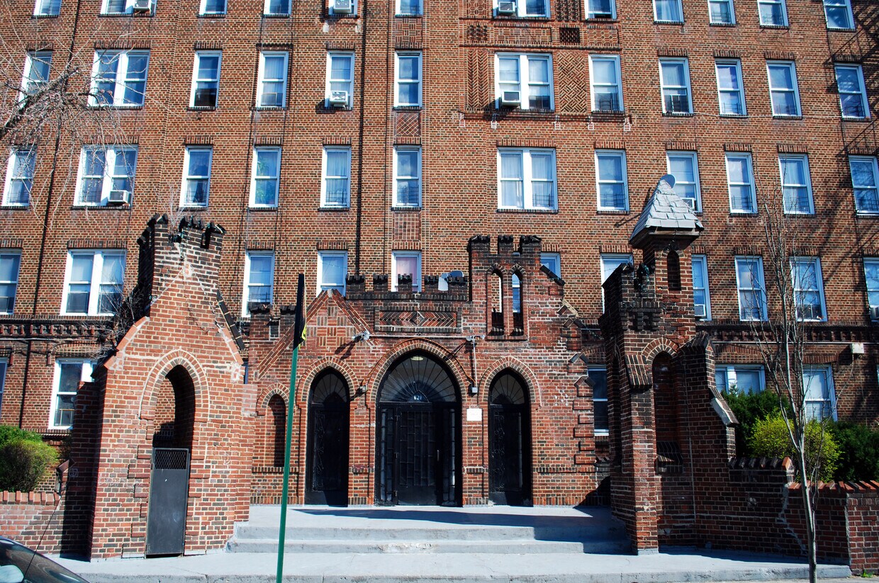 Zona de entrada a lo largo de Eastern Parkway - 961 Eastern Pky