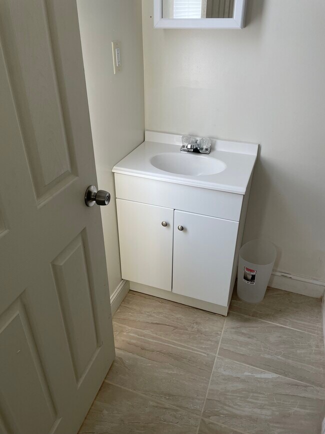 $900 APARTAMENTO 1F - 5321 Chestnut St