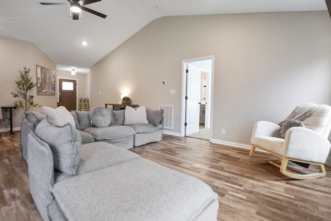 Building Photo - Pet Friendly Three Bedroom!