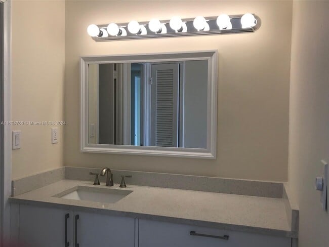 Foto del edificio - 5750 Collins Ave