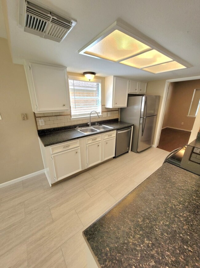 Building Photo - 22 W Broken Oak Ct