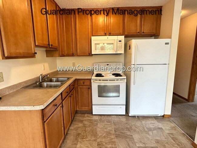 Foto del edificio - Longfellow Top Floor Apartment, Blocks Fro...