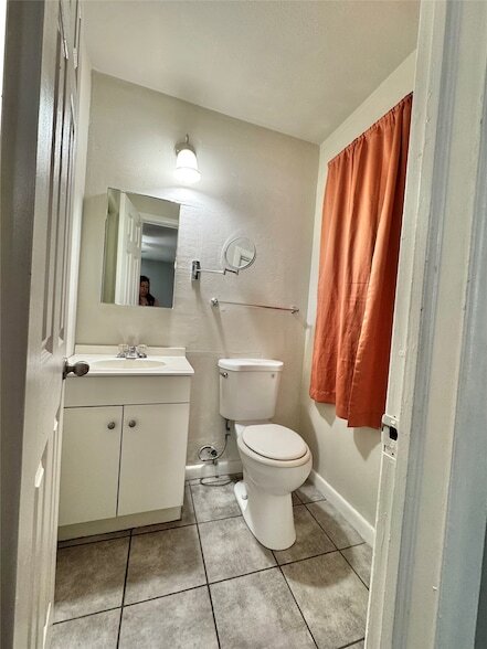 Foto del edificio - 2104 Hillburn Dr