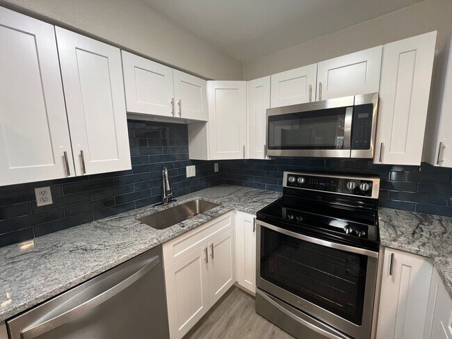 Building Photo - Newly Remodeled 2Bedroom 2 Bathroom Condo ...