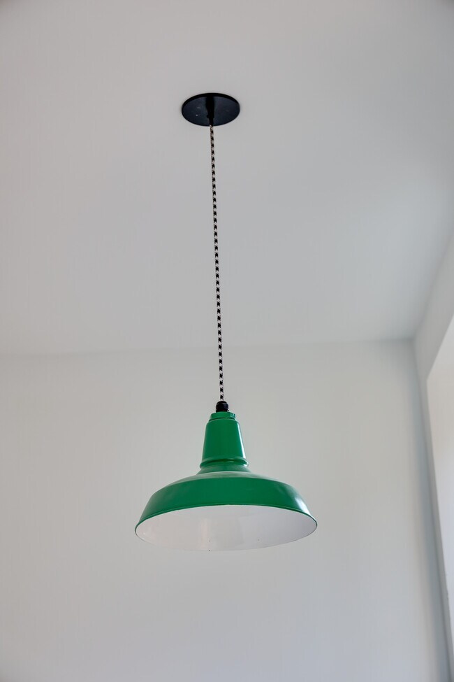 Artículos fijos - 210 E Grace St