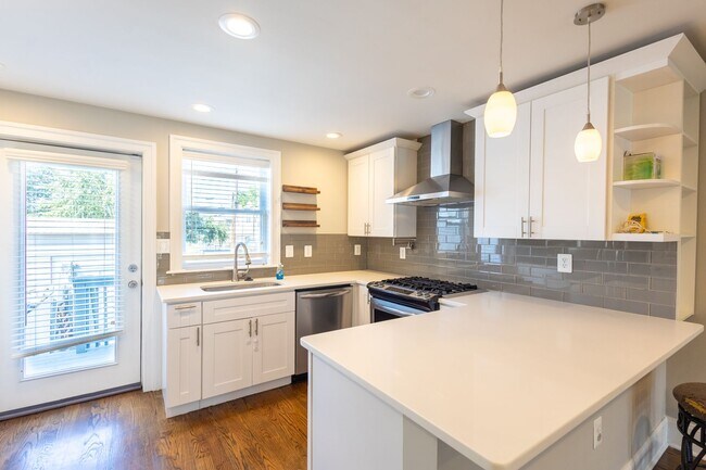 Building Photo - Beautiful 3 BR/3.5 BA Townhome in Brightwo...