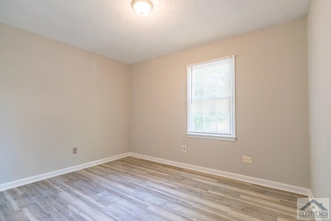 Building Photo - 215 Woodridge Cir
