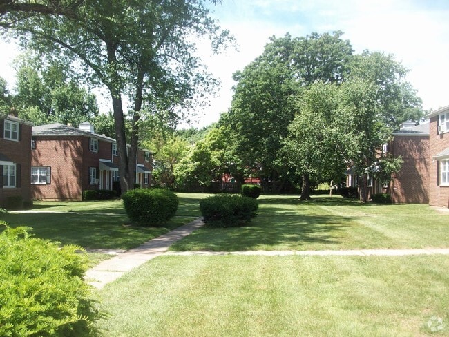 Building Photo - Evergreen Town House Apartments