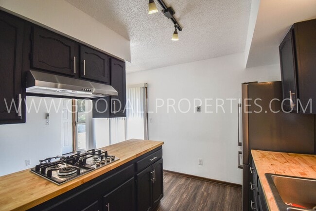 Building Photo - Updated 3 Bedroom 3 Bath Home in Des Moines