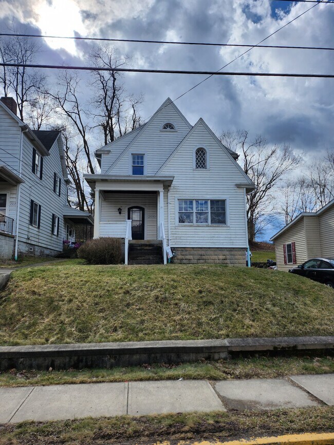Building Photo - 209 Dickson St