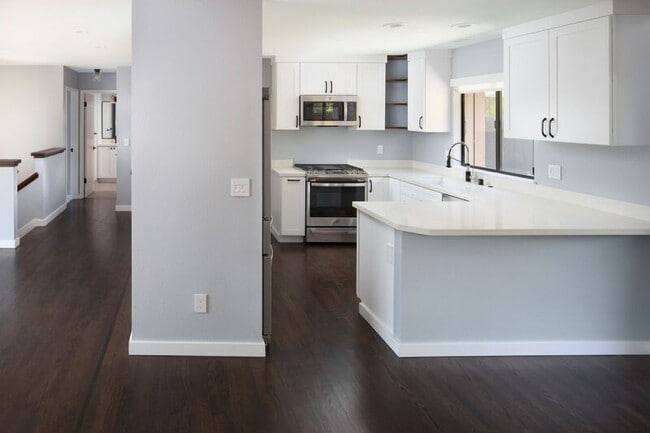 Building Photo - 42 Oakcrest Dr