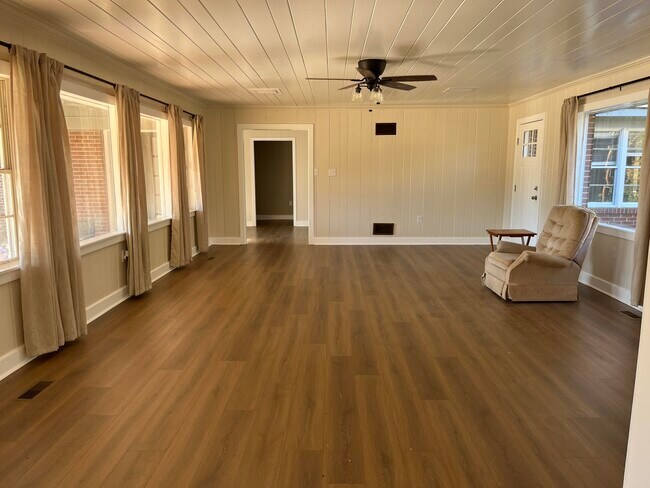 Foto del edificio - 2110 Broome Rd