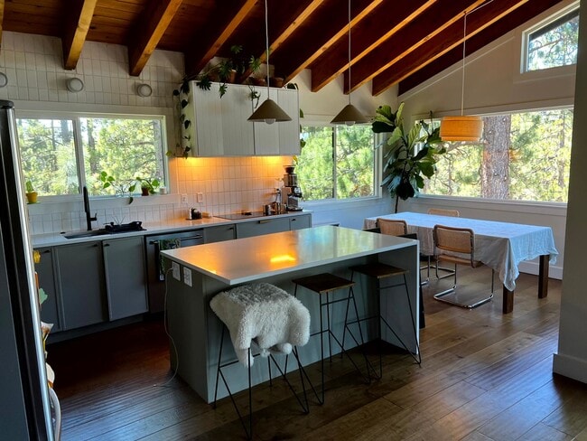 Building Photo - Newly renovated