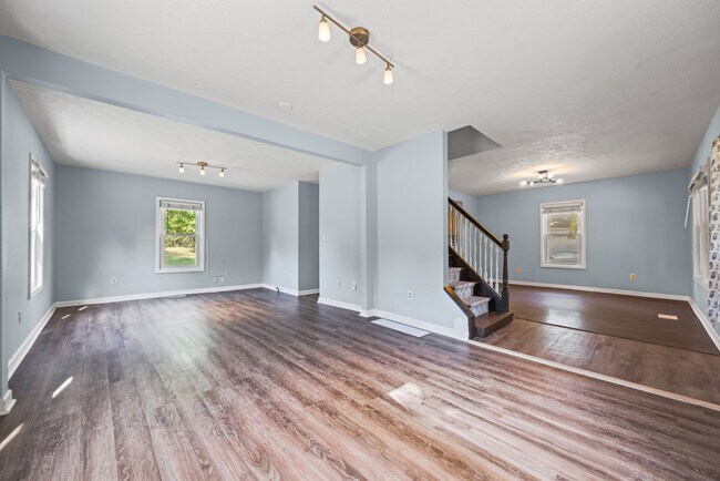 Vista hacia el hall de entrada central / puerta principal - 50 Garfield Ln