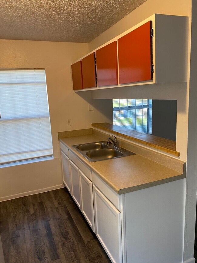 Building Photo - Quaint Duplex Home