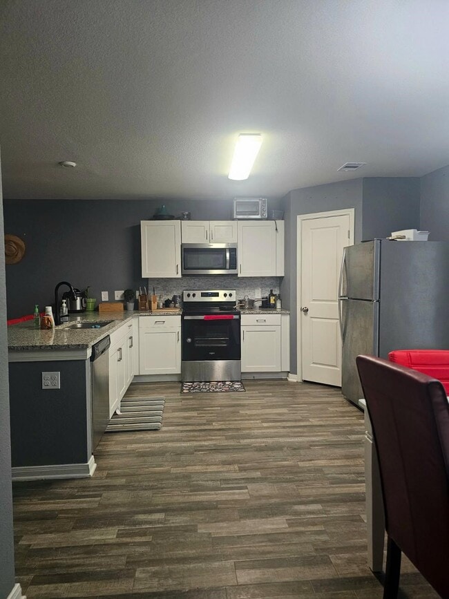 Building Photo - 1010 Cedar Point Dr