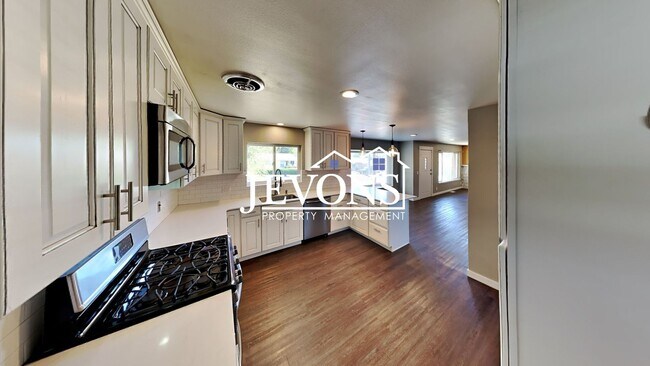 Foto del edificio - Near Randall Park - Charming home with two kitchens and washer/dryer included!