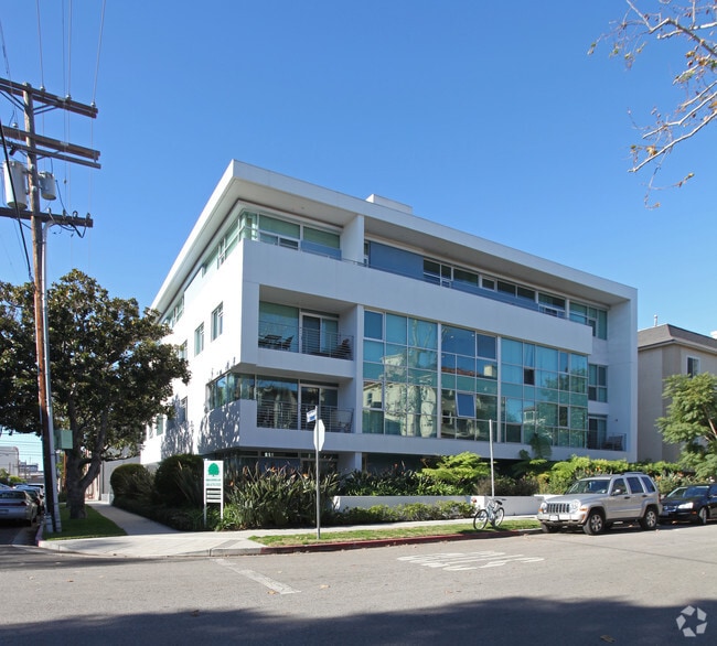 Building Photo - 1545 Bentley Avenue,