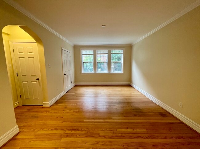 6219 N Rosebury Ave. Living Room w 2 Huge Closets - Rosebury Rentals Apartments