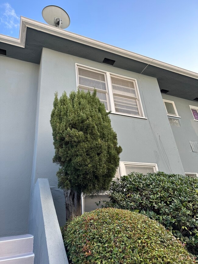 Foto del edificio - 1851 S Beverly Glen Blvd