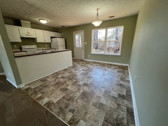 Building Photo - 4 Bedroom, 2 Bath Home