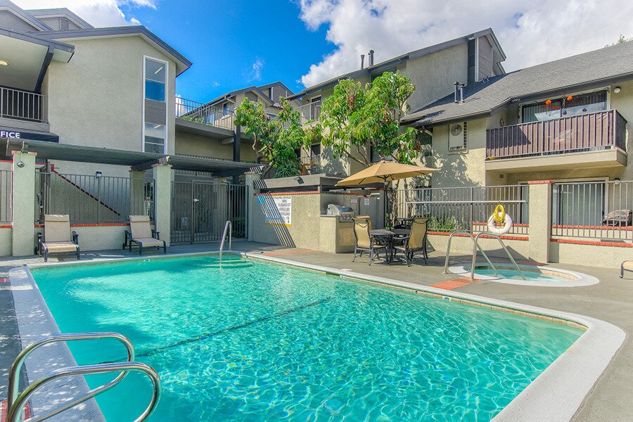 Independence Plaza Apartment Homes Apartments in Canoga Park, CA