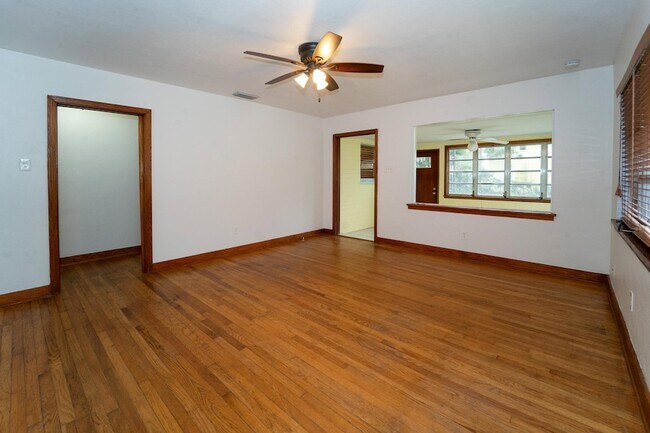 Foto del edificio - 64 Fullerwood Dr