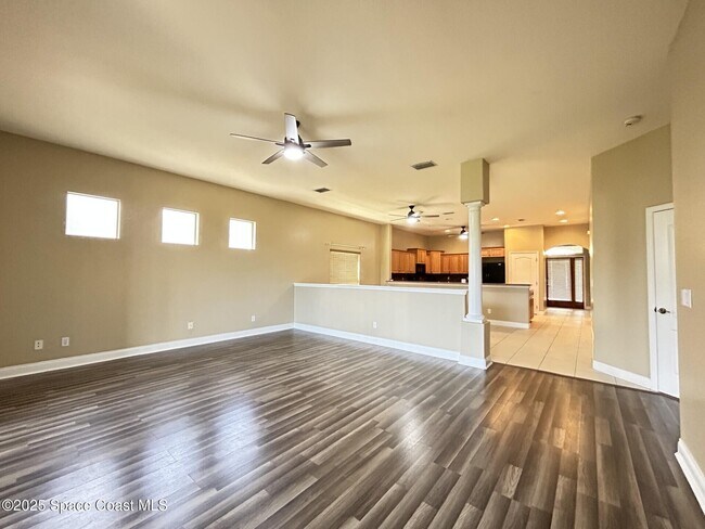 Foto del edificio - 1215 Clubhouse Dr