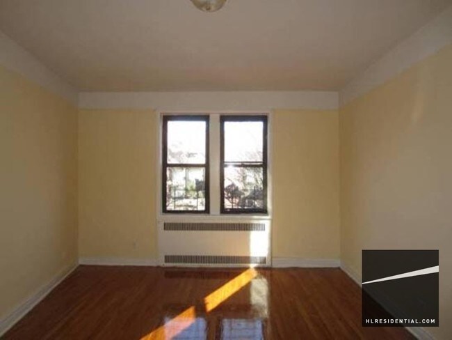 Foto del edificio - 8449 Elmhurst Ave