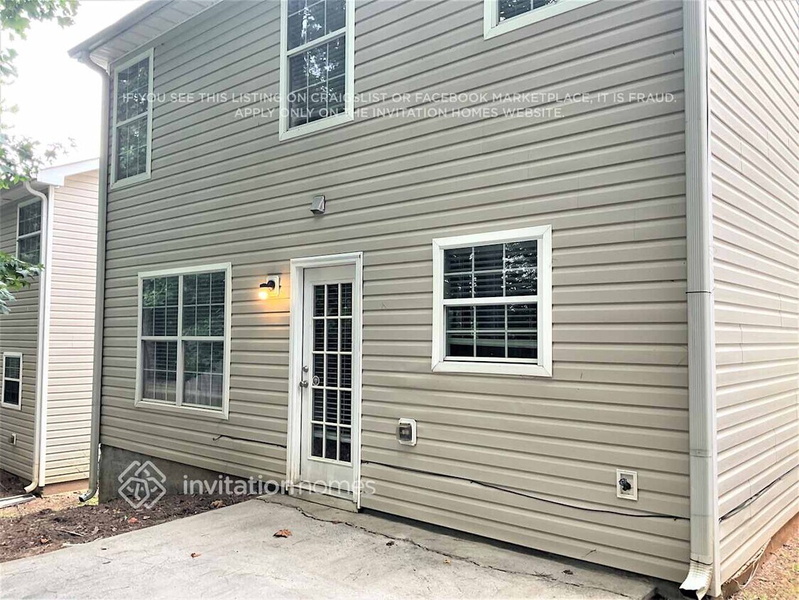 Foto del edificio - 107 Hidden Creek Dr