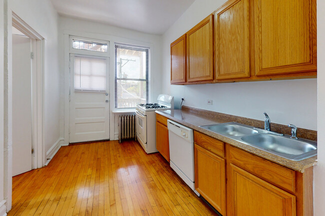 Kitchen - 5300-5308 S. Greenwood Avenue