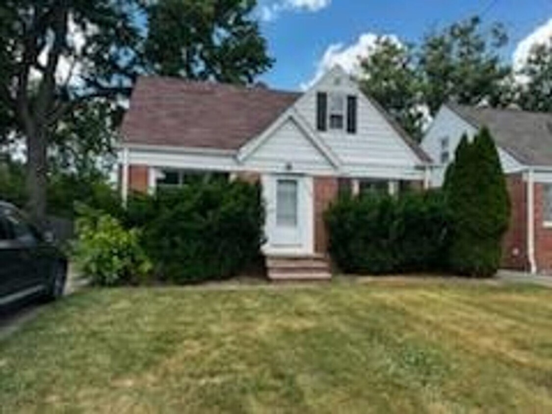 Primary Photo - 4 bed Home on quiet street