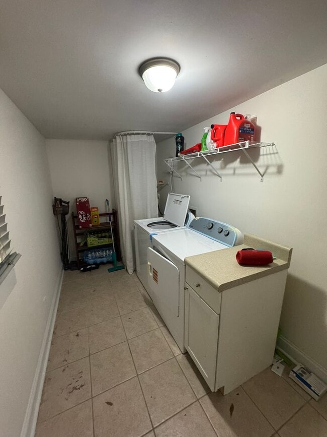 Building Photo - Cute Downtown 2 Bedroom Cottage!