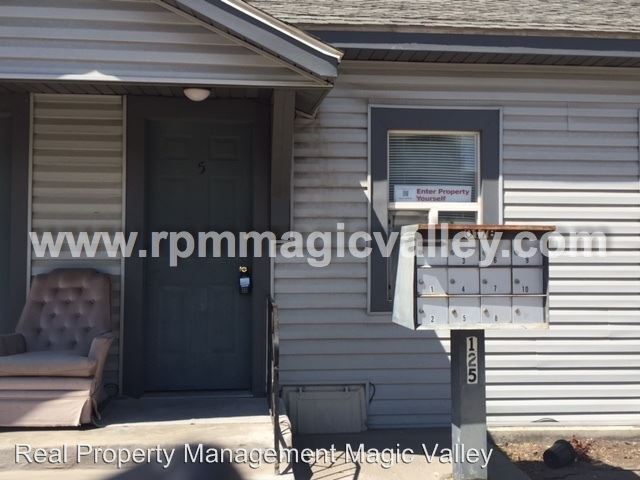 Primary Photo - 125 Ketchum St E