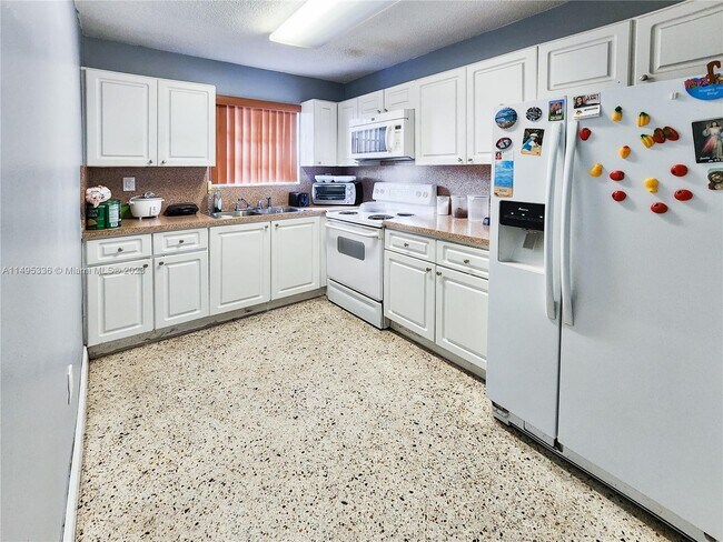 Foto del edificio - 75 NW 73rd Pl