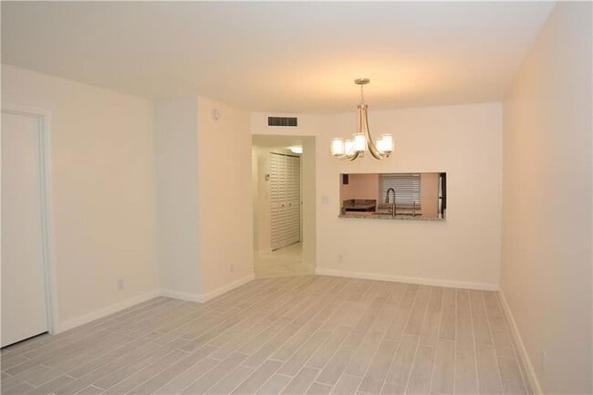 Foto del edificio - 8750 Royal Palm Blvd