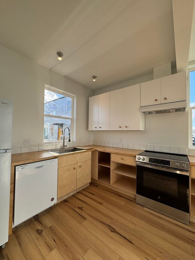 Foto del edificio - Spacious 4-Bedroom, 3-Bath Home with Stunning Views