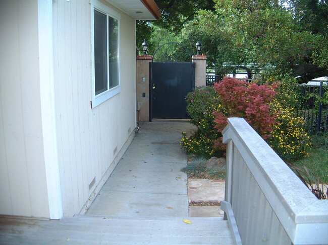 Private entry gate - 25 N Gate Rd