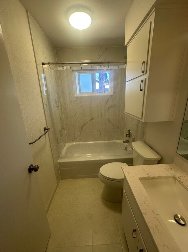 Building Photo - Remodeled 3 Bedroom!