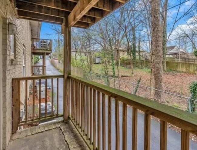 Building Photo - 2023 Oakview Road #213